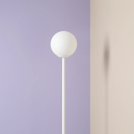 Biała, klasyczna lampa podłogowa z kulą 1080A z serii PINNE 2