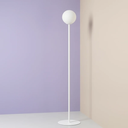 Biała, klasyczna lampa podłogowa z kulą 1080A z serii PINNE 3