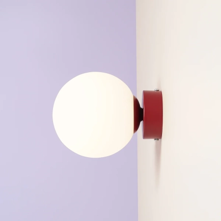 Minimalistyczna lampa ścienna z mleczną kulą 1076C15_S z serii BALL 4