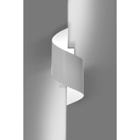 Biały kinkiet z kloszem w kształcie wstążki 920/1 z serii SPINER
