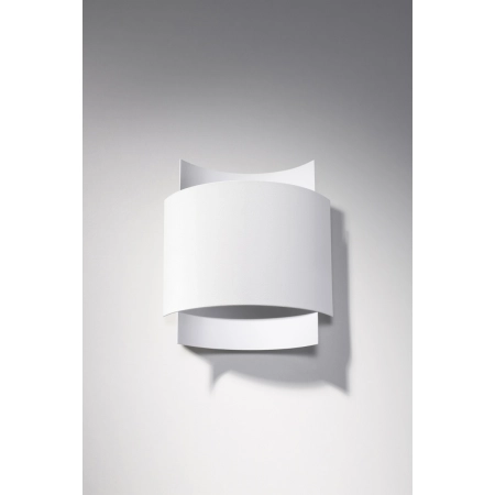 Biała, minimalistyczna lampa ścienna do salonu SL.0857 z serii IMPACT 2