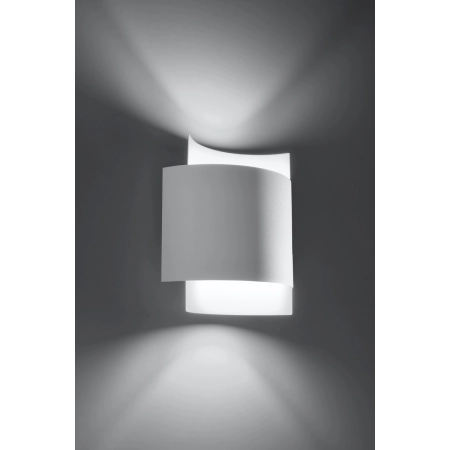 Biała, minimalistyczna lampa ścienna do salonu SL.0857 z serii IMPACT 4
