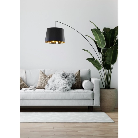 Elegancka lampa stojąca idealna za kanapę w salonie 3066 z serii MANGRI - wizualizacja