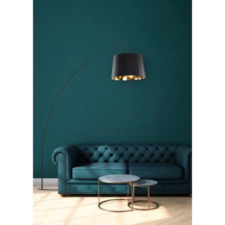 Elegancka lampa stojąca idealna za kanapę w salonie 3066 z serii MANGRI - wizualizacja 2